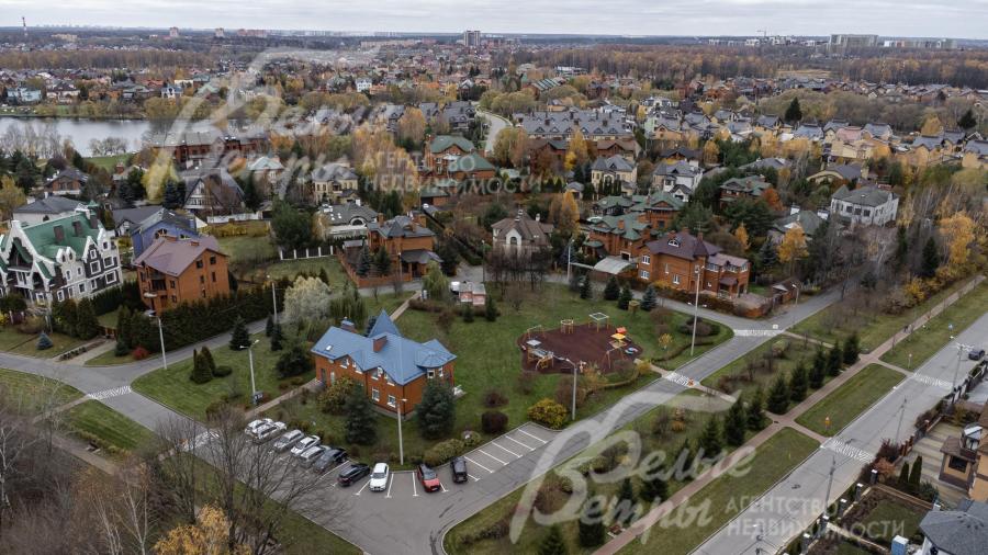 Внутри поселка досуговый центр (эстрадная школа, художественная гимнастика, иностранные языки, театральная студия) 