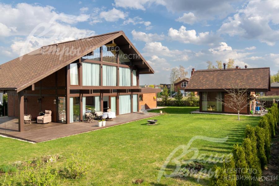 Участок украшают можжевельник, флоксы, ирисы, тюльпаны, хоста, розы, пионы