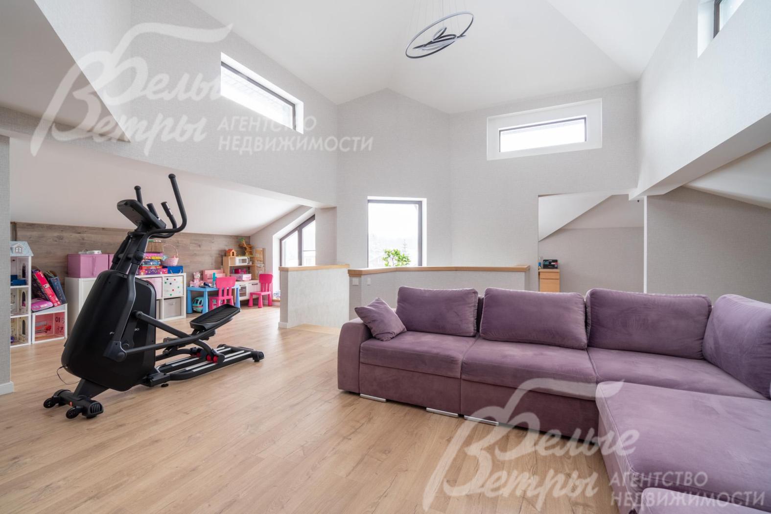 Пространство мансардного этажа объединяет детскую игровую зону и зону ТВ