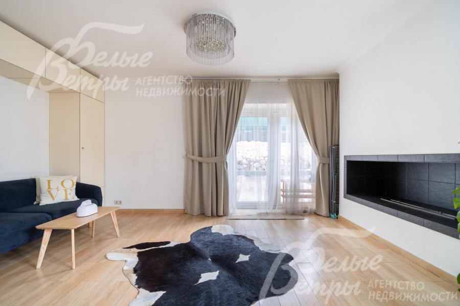 Из холла на втором этаже - выход на земельный участок