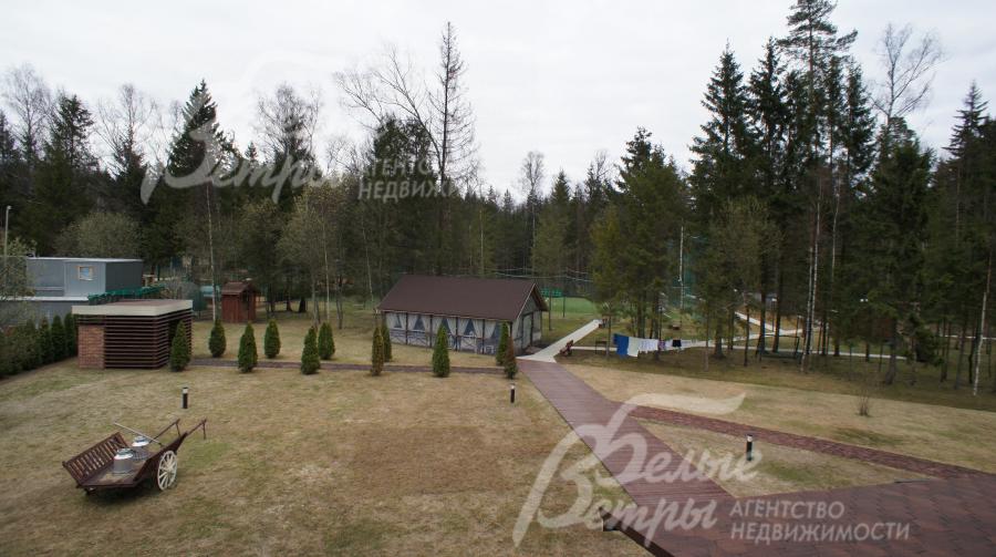 Вид на участок со второго этажа основного дома