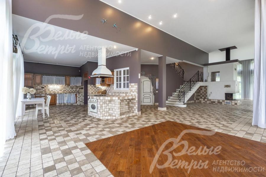 Просторная гостиная с зоной кухни-столовой