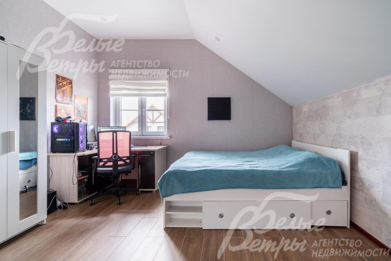 В спальнях на втором этаже поклеены обои, пол в доме полностью выложен керамогранитом с интегрированной системой тёплого пола с водяным подогревом