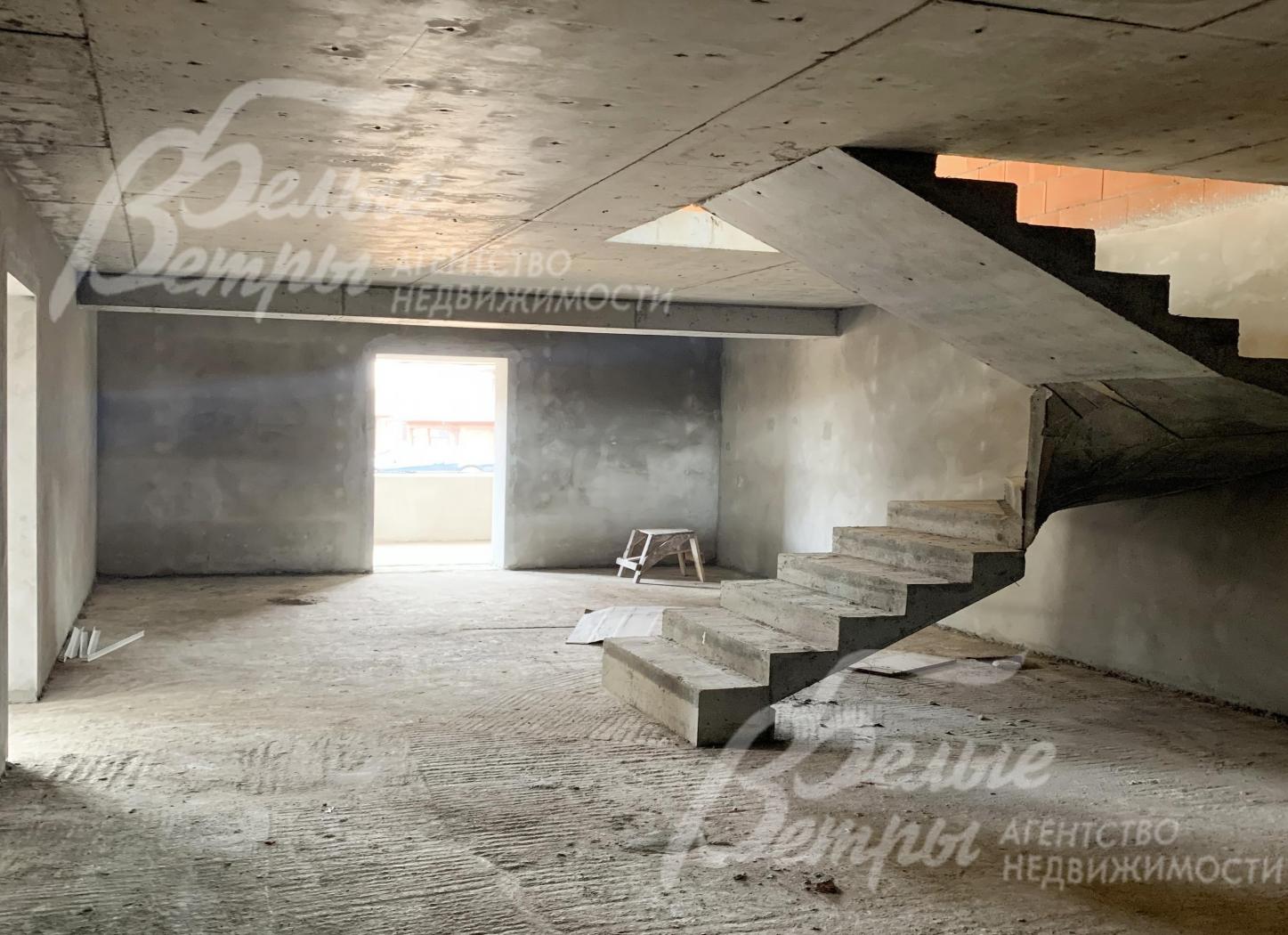 Железобетонная лестница между цокольным, 1-м и 2-м этажами