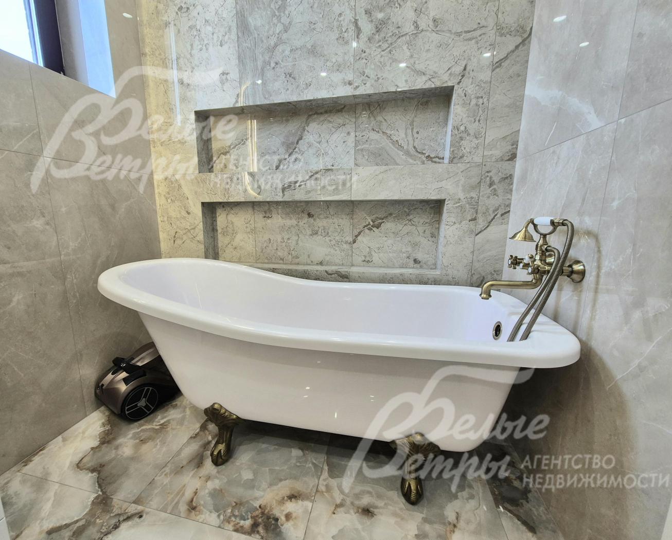 Ванна на металлических опорах