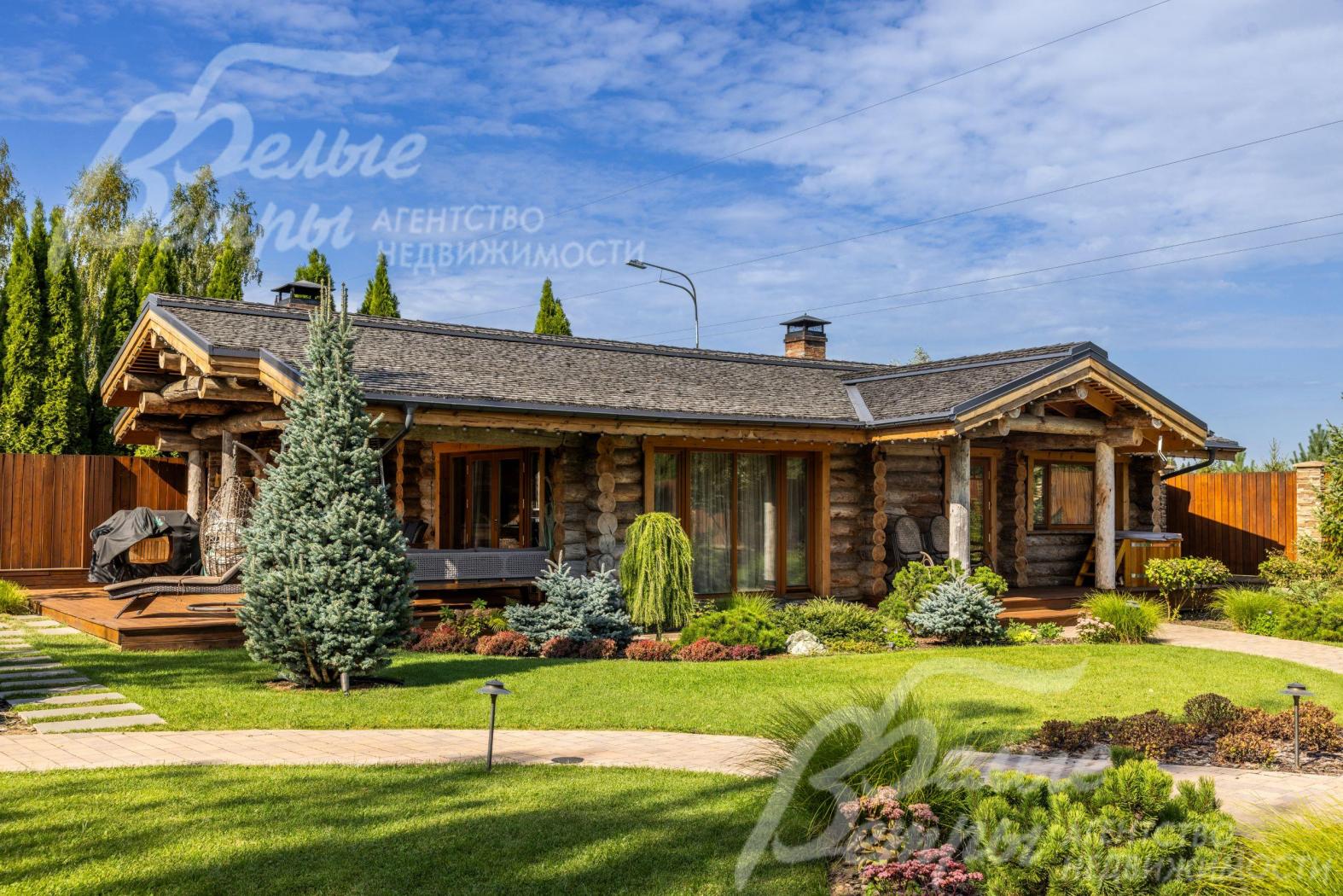 На участке аутентичная баня с террасой и зоной барбекю.