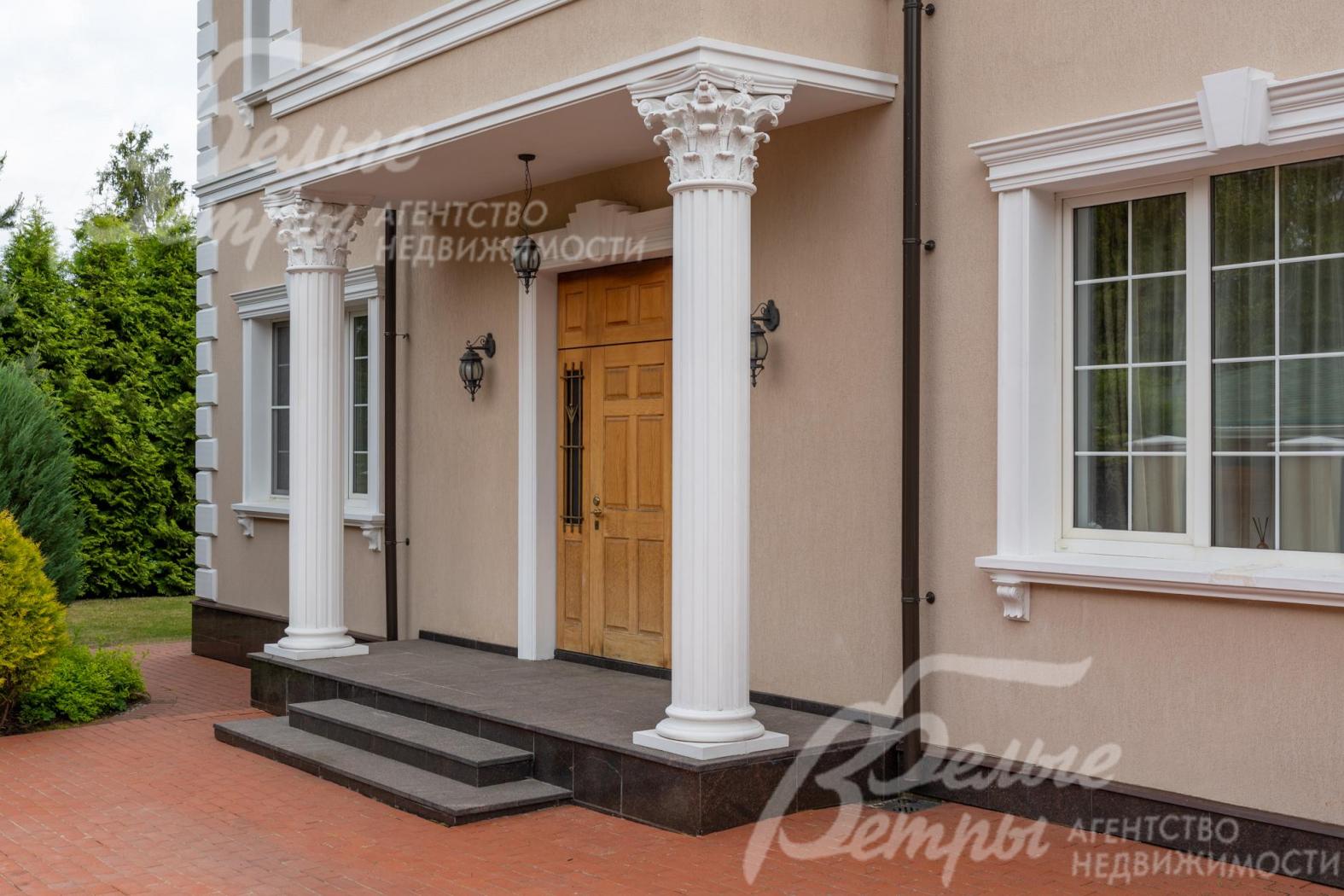 Крыльцо главного входа украшают пилоны с лепниной.