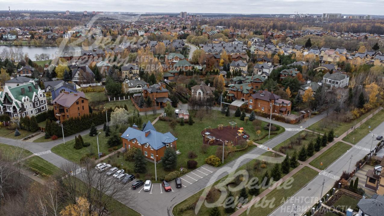 Внутри поселка досуговый центр (эстрадная школа, художественная гимнастика, иностранные языки, театральная студия) 