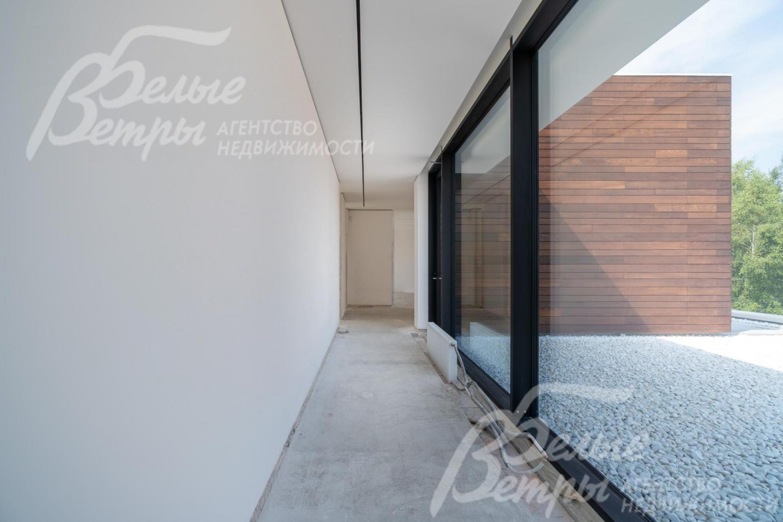 Вокруг дома созданы зоны с отделкой из галтованного мрамора