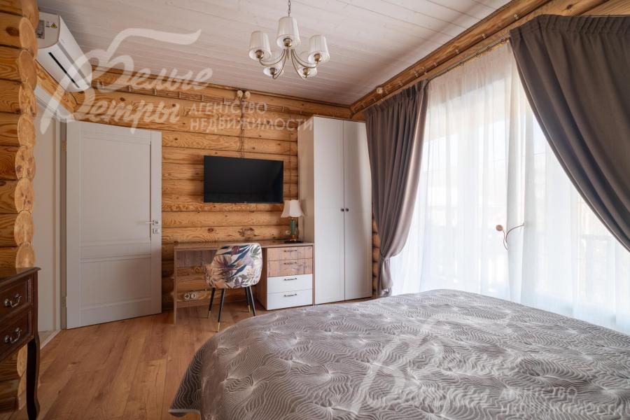 В одной из спален второго этажа - собственный санузел с душем