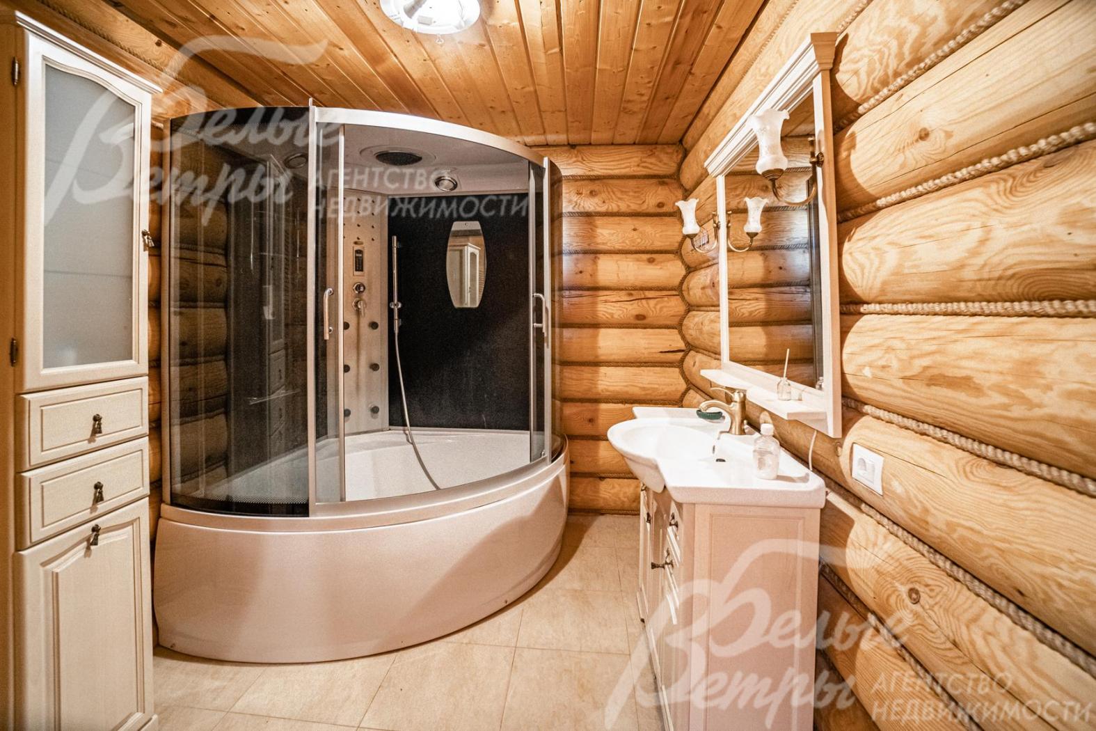 Второй санузел с большой душевой 