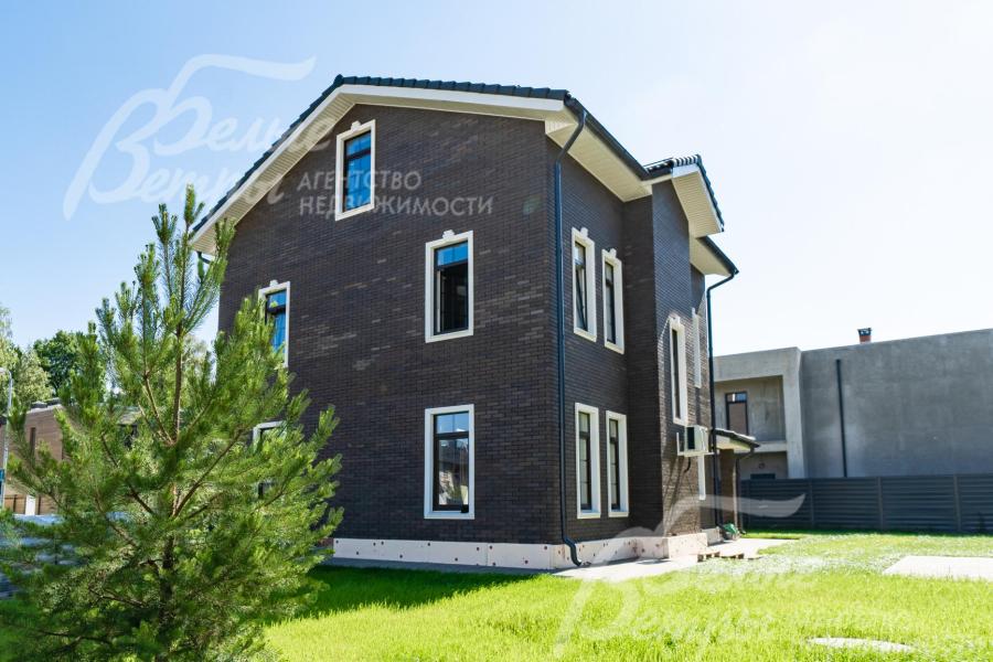 Участок огорожен кованым прозрачным забором по всему периметру