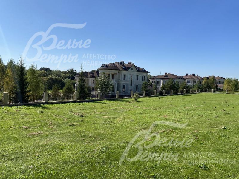 Все центральные коммуникации подведены к участку и входят в стоимость