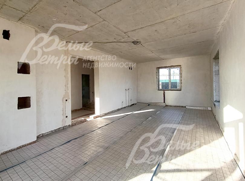 Просторная зона объединённой гостиной и кухни-столовой (40 кв.м): есть выводы под камин