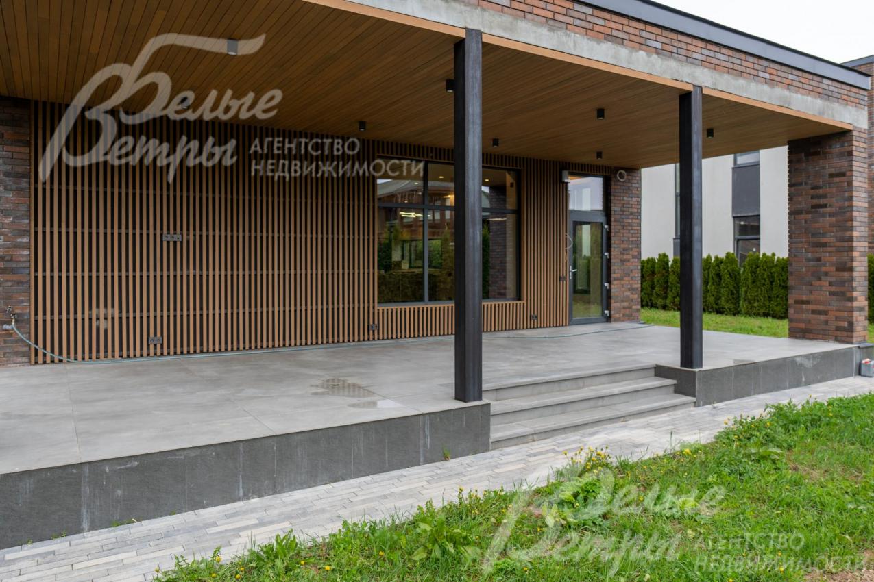 Просторная крытая терраса на подиуме: выход на террасу из гостиной