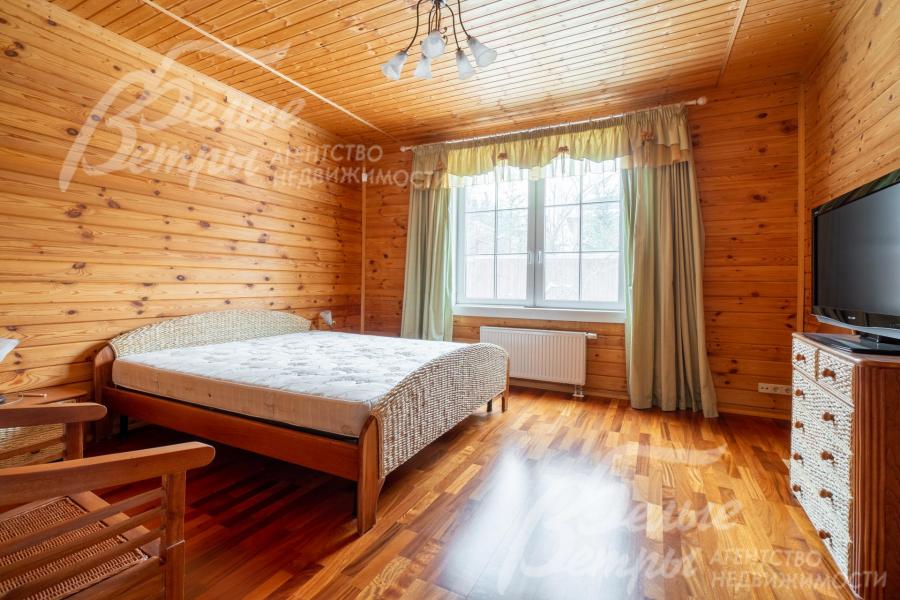 В спальне на первом этаже есть кровать, телевизор, комод, прикроватная тумба, кресло, шкаф