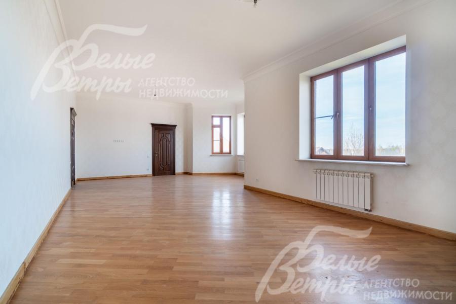 Зона гостиной: на полу - паркет из массива дуба с дубовыми плинтусами, тёплые полы