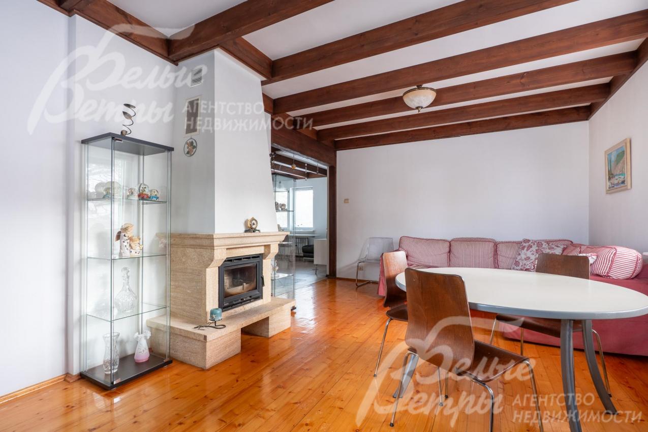 Зона гостиной с уютной каминной зоной (дровяной камин)