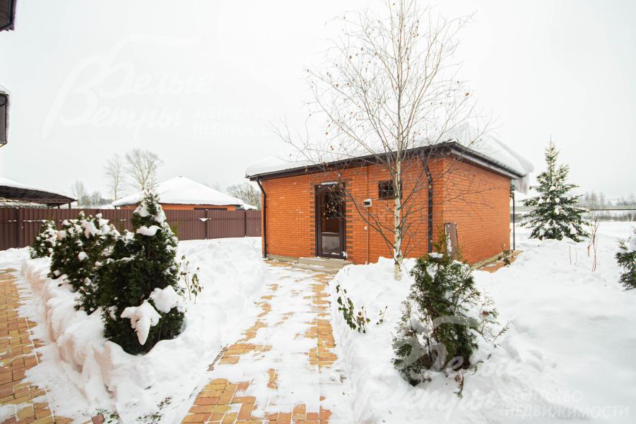 На участке высажены молодые туи и ели, выложены дорожки