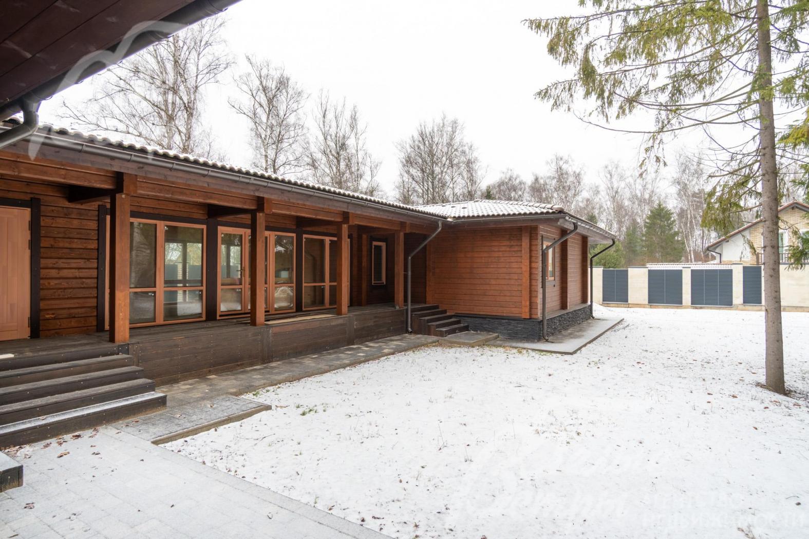 В едином ансамбле площадью более 1400 кв.м – главный дом, просторная спа‑зона с большим бассейном, гостевой дом, квартира для персонала и гараж