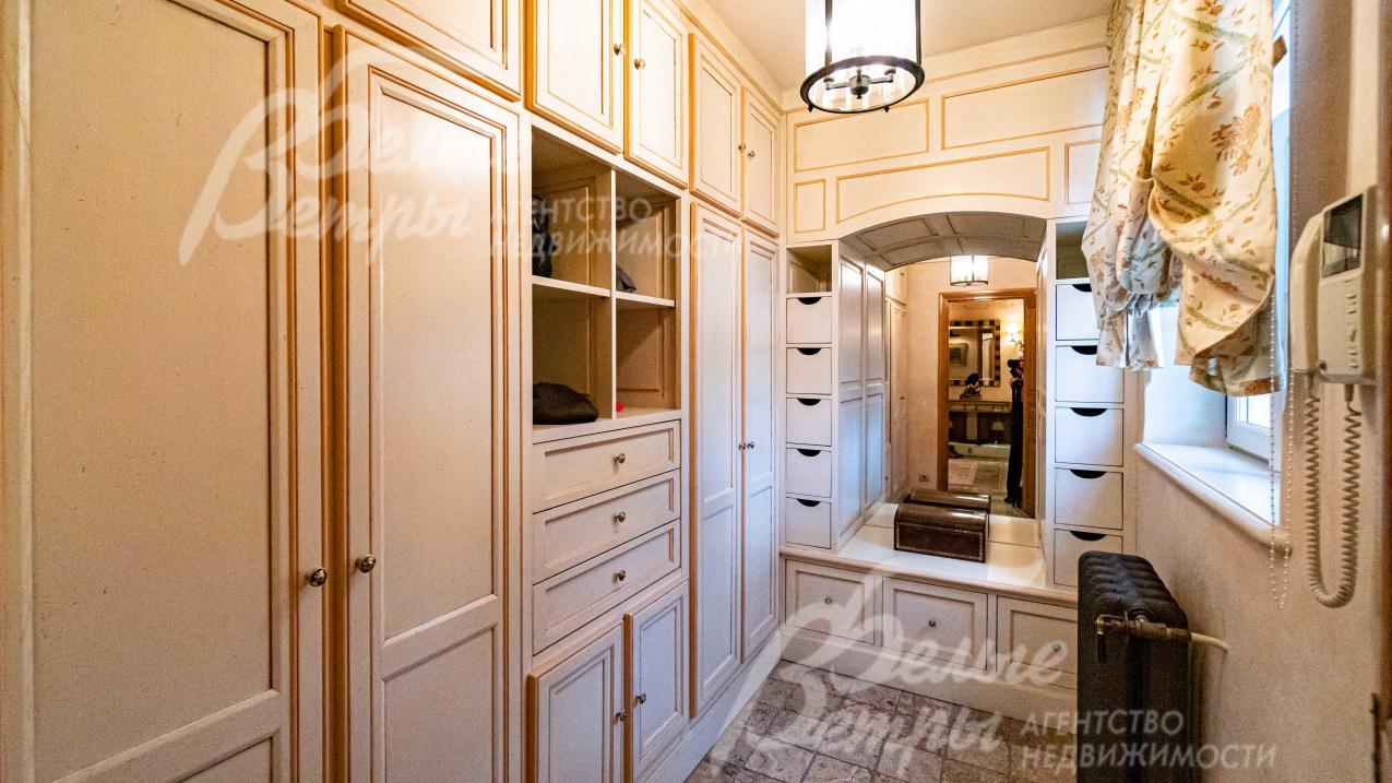 Гардеробная на 1-ом этаже