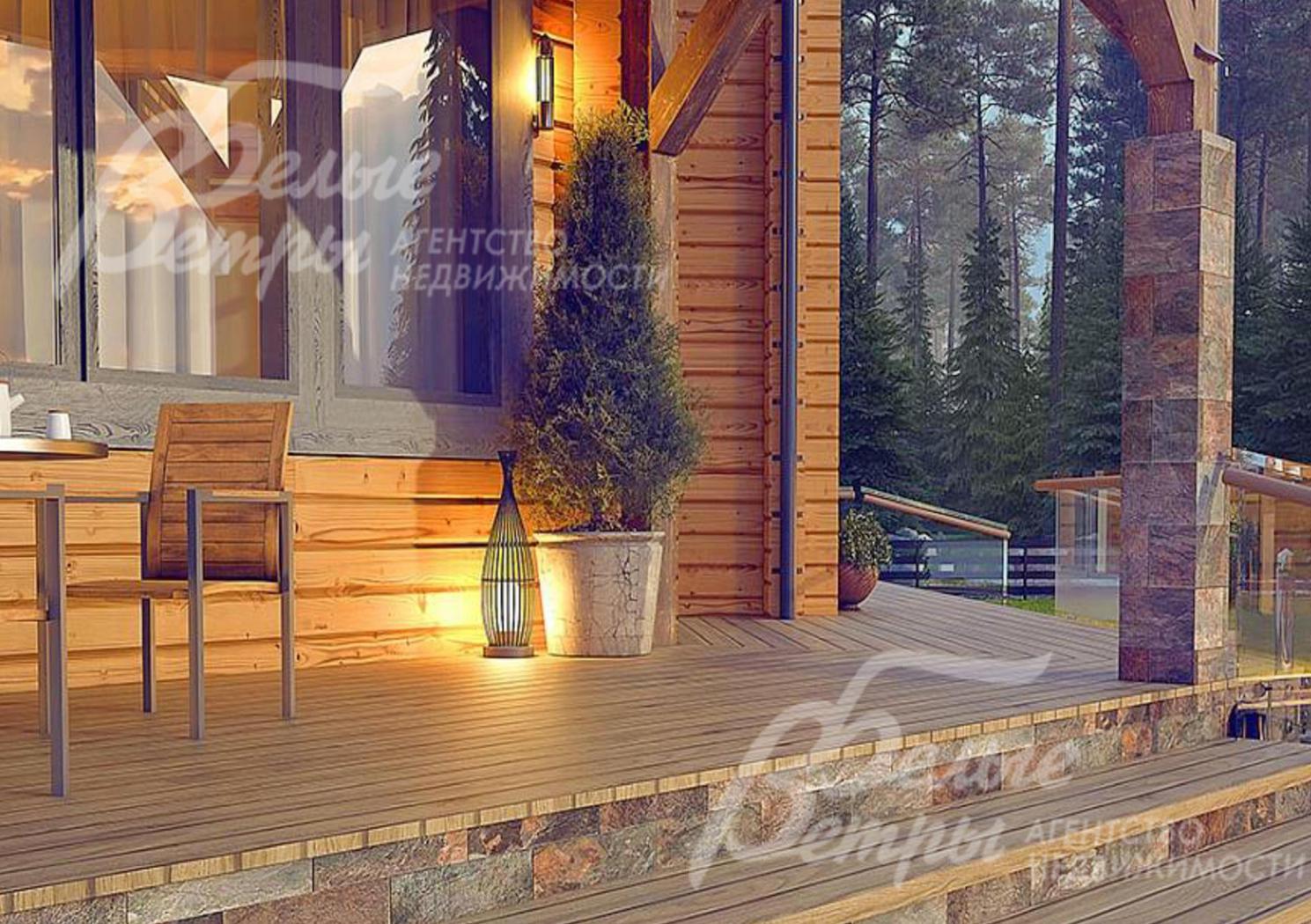 В доме гостиная со вторым светом и камином и выходом на террасу