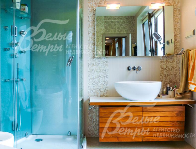 Главная спальня имеет санузел 10,2 кв.м, где установлена душевая кабина с функцией «Хамам».