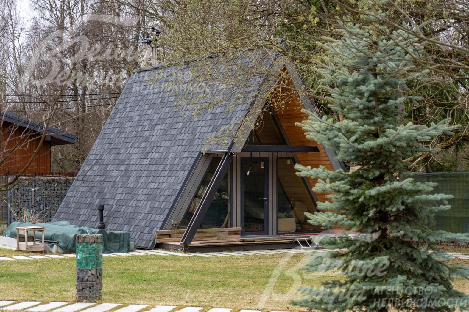 На участке построен гостевой дом в стиле основного дома с винным погребом: дом можно использовать как квартиру для персонала