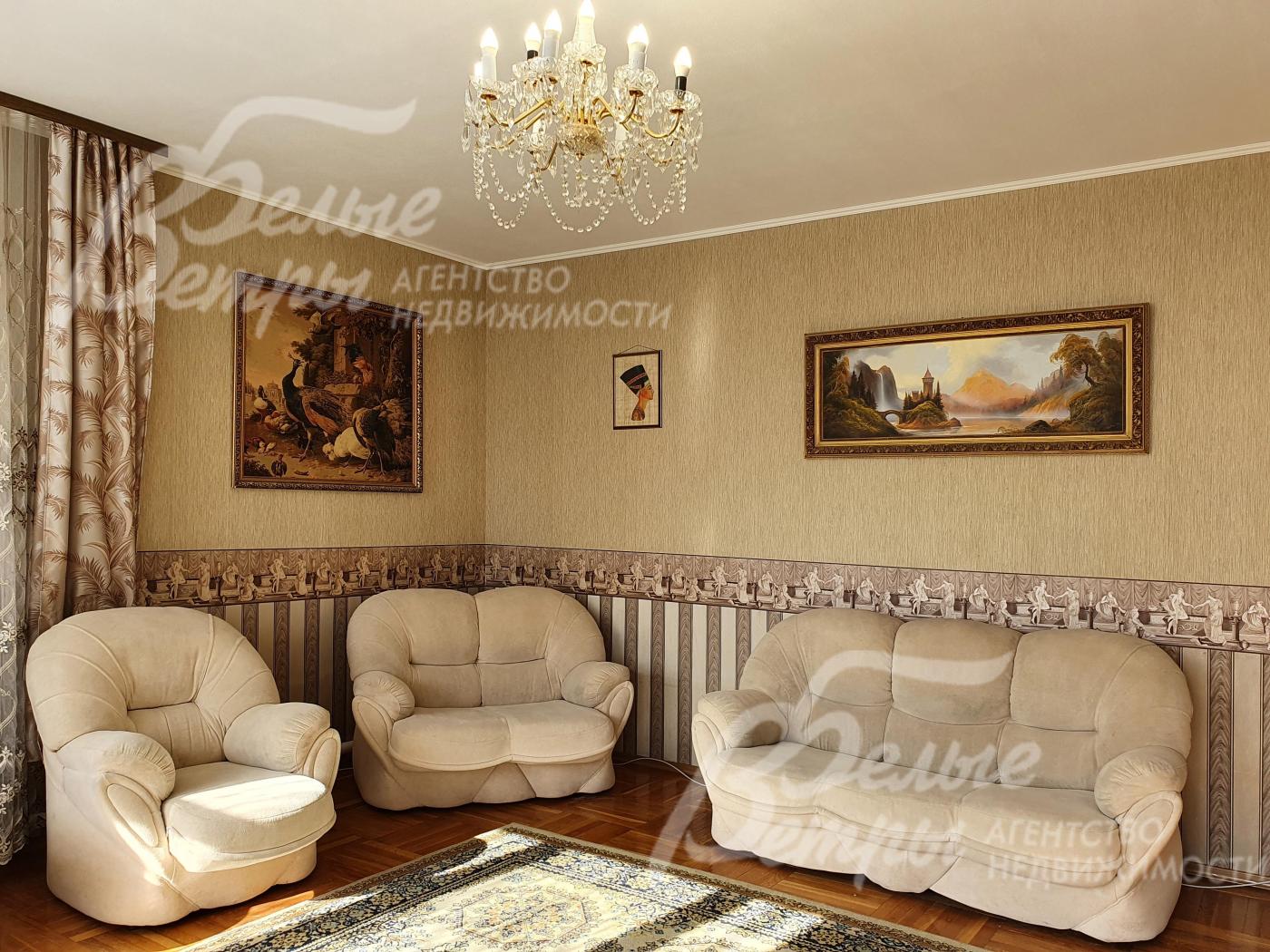 В гостиной уютный мягкий гарнитур