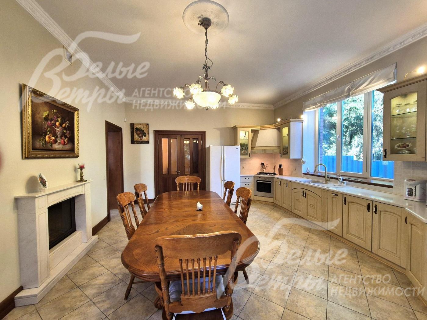 Просторная кухня-столовая