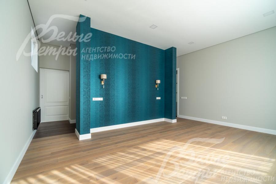 Планировка мастер-спальни создаёт естественный фокус на кровати, не перегружая пространство