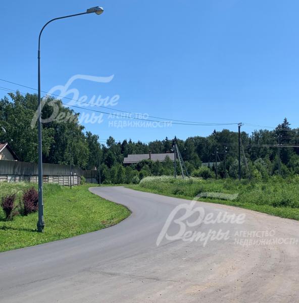 Дорога до поселка освещена и асфальтирована