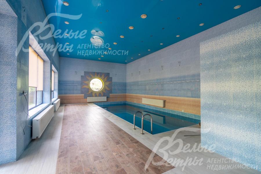 В доме - большой крытый бассейн с современной системой фильтрации