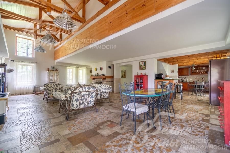 Объединённое пространство гостиной и кухни-столовой