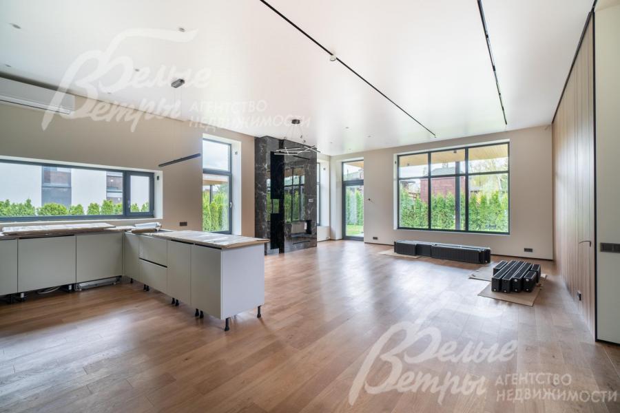 Зона кухни-столовой-гостиной наполнена дневным светом благодаря большому количеству окон, из гостиной - выход на просторную террасу