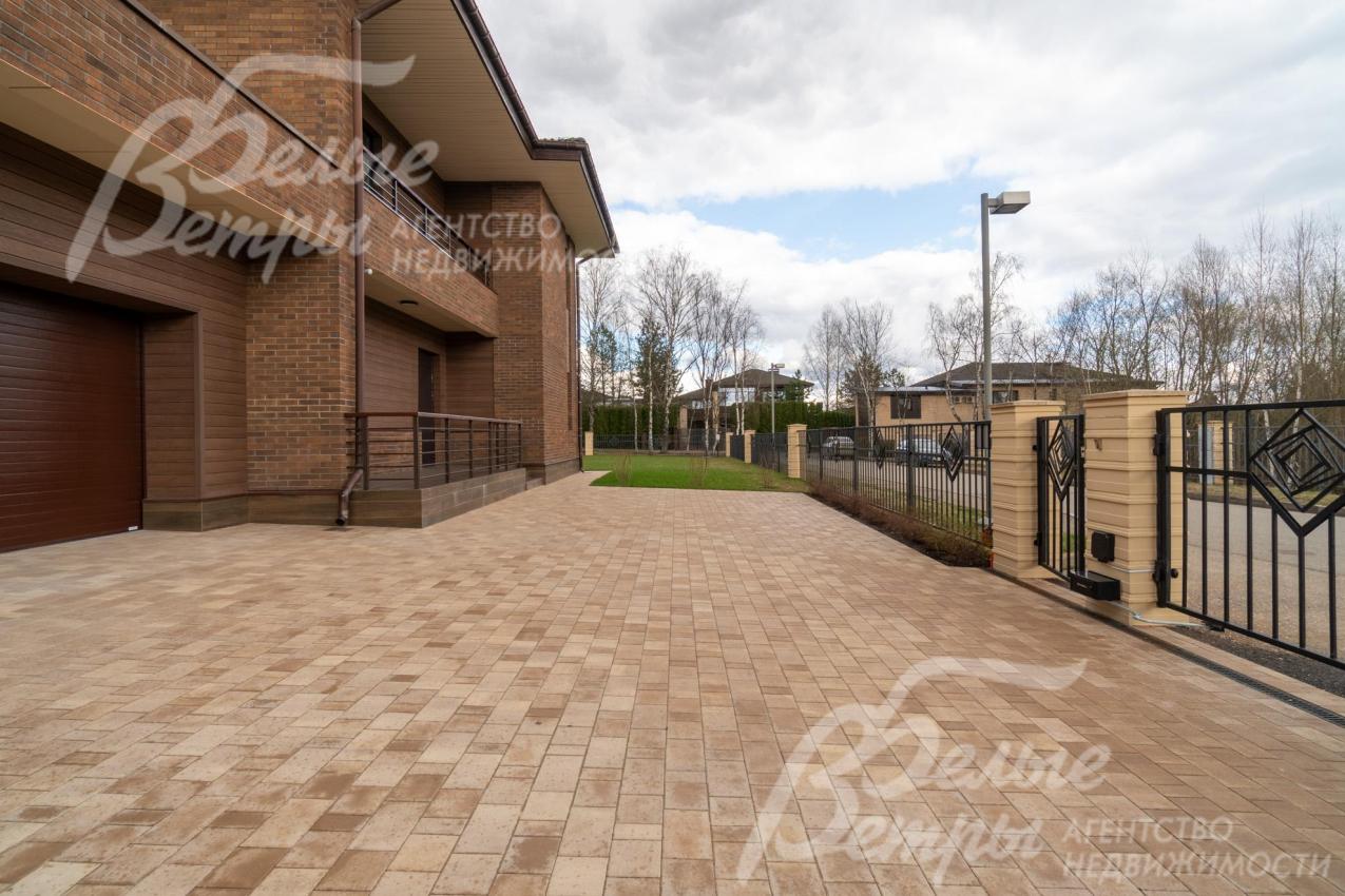 Парковочная площадка на 4 авто перед домом