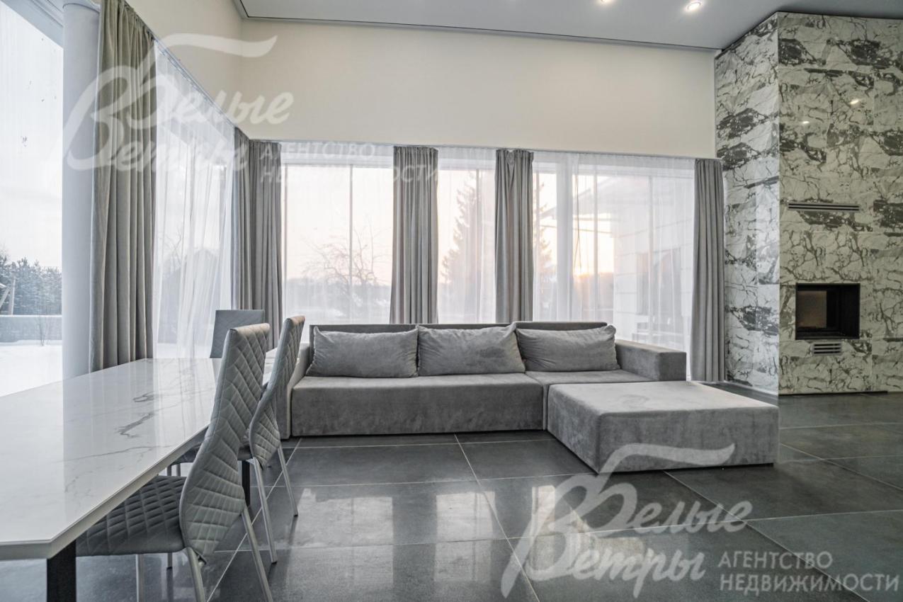 В гостиной панорамные окна, из которых открывается чудесный вид на участок и окрестности. 