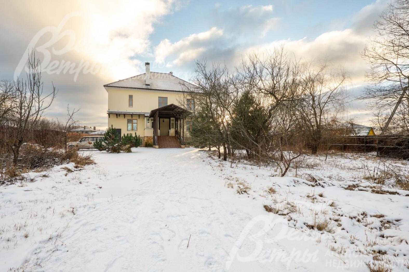 Участок расположен в центральной части коттеджного посёлка и огорожен забором из профлиста