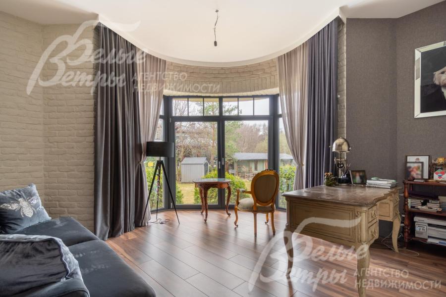 Также на первом этаже находится кабинет с панорамным остеклением, оформленный в классическим стиле с элементами лофта