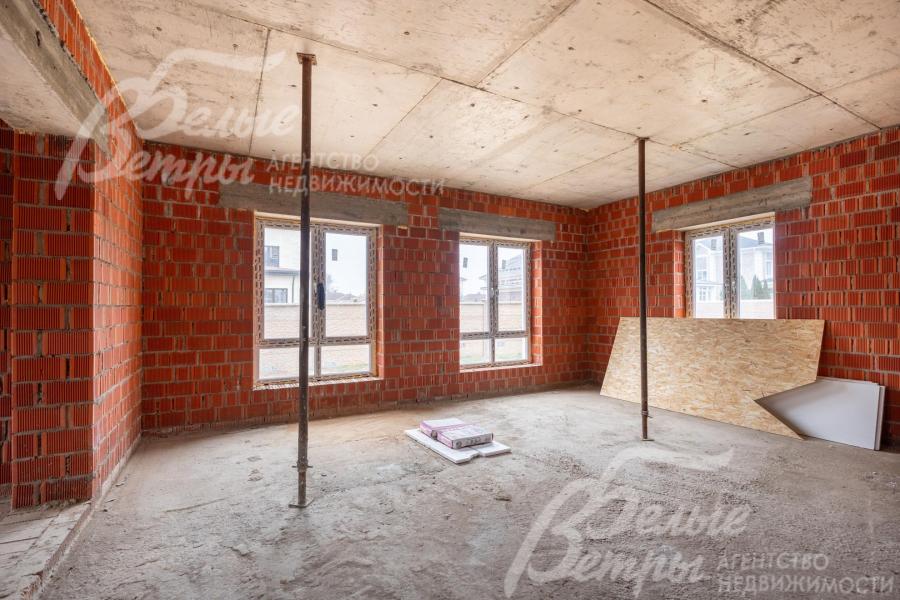 Зона гостиной на первом этаже. В доме - множество окон, наполняющих дом светом