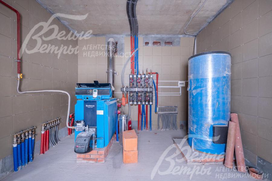 Для обеспечения отопления установлен котёл, а для горячего водоснабжения — бойлер косвенного нагрева ёмкостью 500 л
