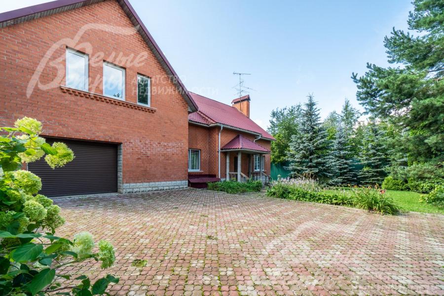 Площадка для авто вымощена брусчаткой