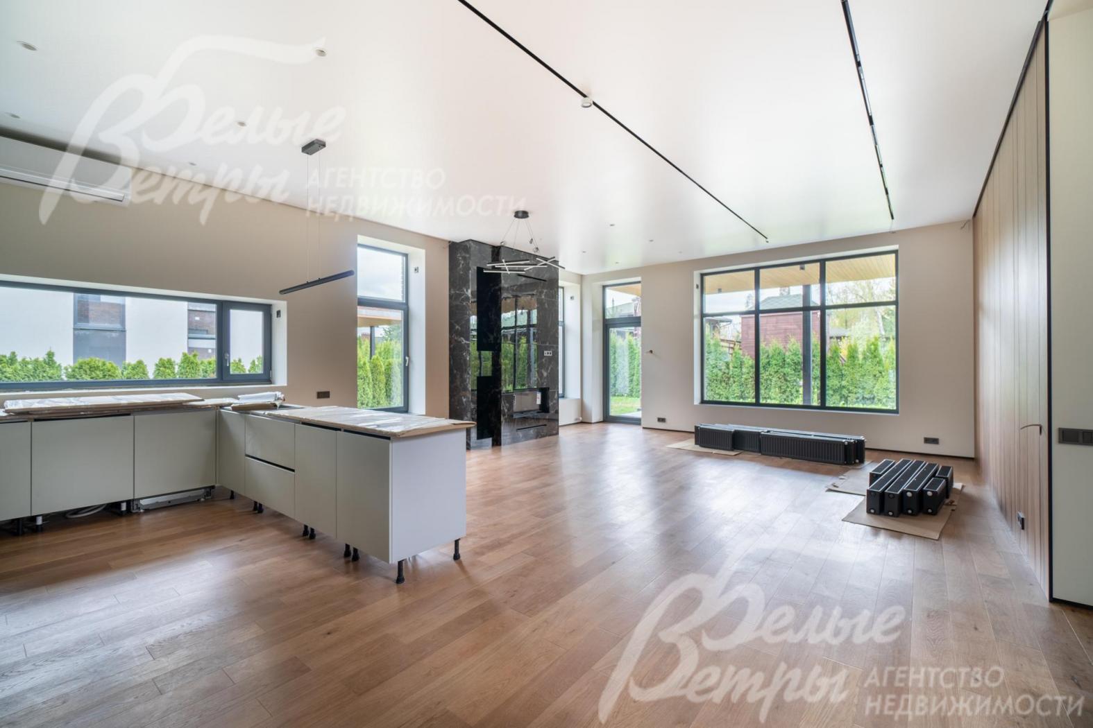 Зона кухни-столовой-гостиной наполнена дневным светом благодаря большому количеству окон, из гостиной - выход на просторную террасу