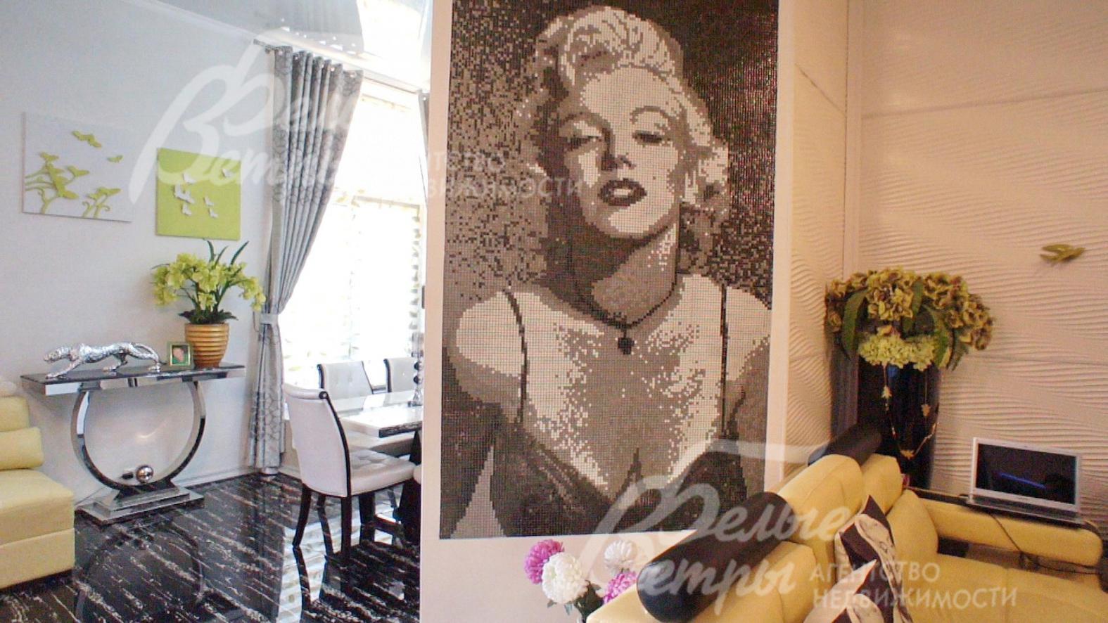 Панно из мозаики в гостиной
