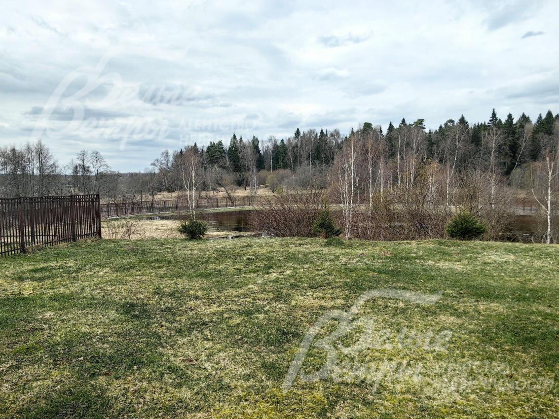 Участок непосредственно граничит с рекой Моча, в 100 м лес.