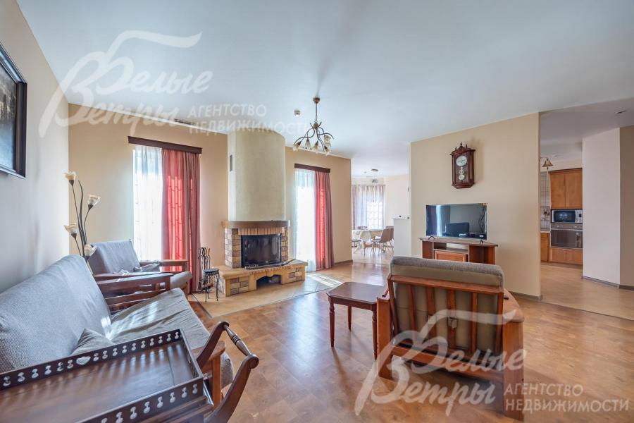 Гостиная с камином и панорамными окнами.