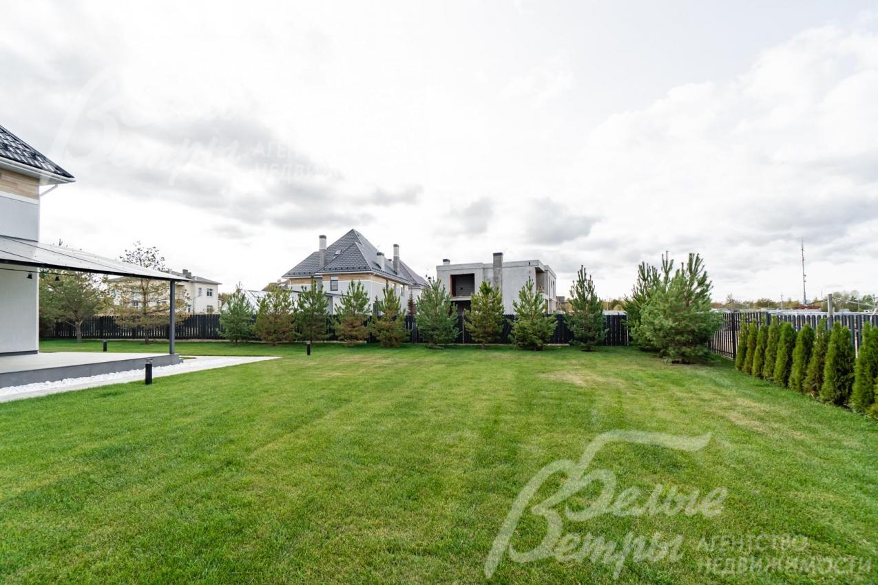 Участок с ландшафтом: высажены газон, туи и сосны