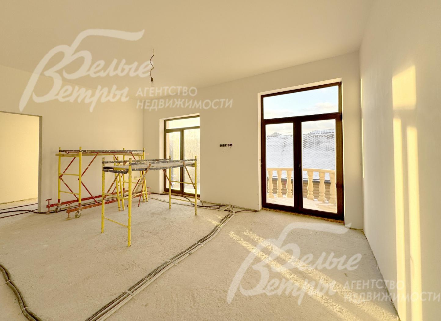 В доме установлены двухкамерные стеклопакеты "под дерево" марки Rehau