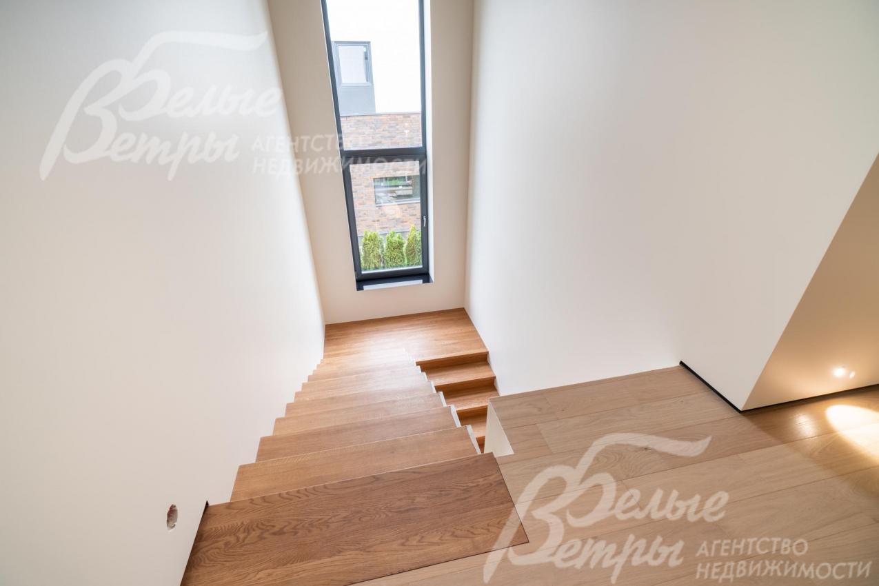 Лестница из холла второго этажа