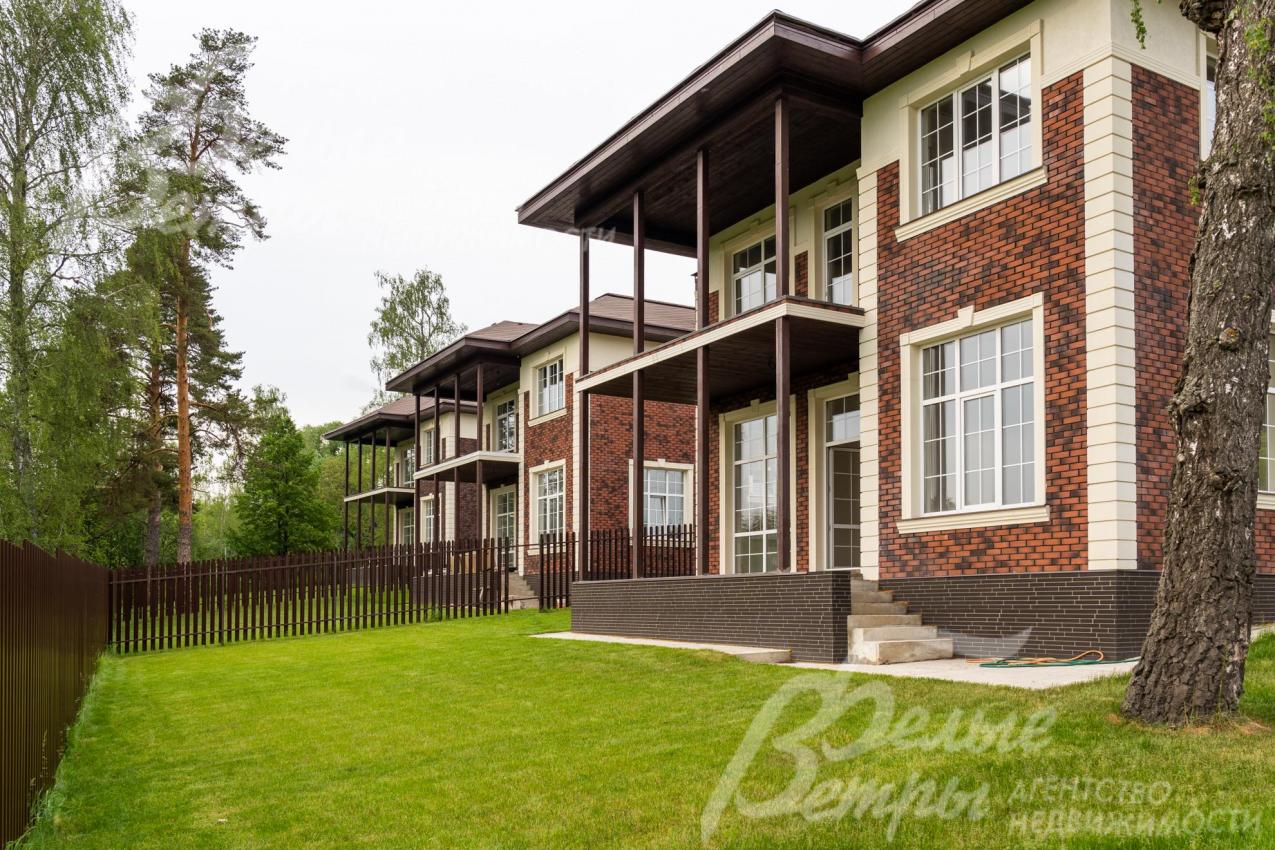 На участке газон.